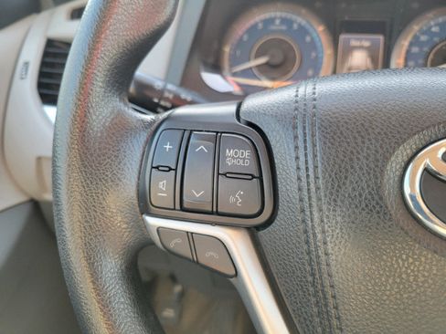 Used 2018 Toyota Sienna LE w/ Carpet Mat Package FWD image 32