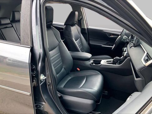 Used 2020 Toyota RAV4 XLE Premium FWD image 9