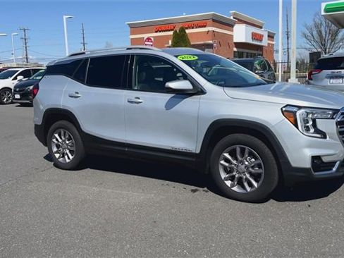 Certified 2022 GMC Terrain SLT image 2