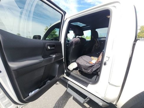 Used 2020 Toyota Tacoma TRD Off-Road w/ TRD Premium Off Road Package AWD/4WD image 29
