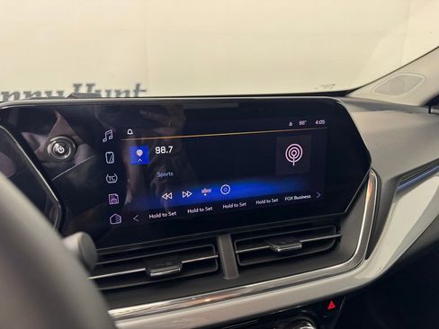 Used 2025 Chevrolet Trax LT w/ LT Convenience Package FWD image 17