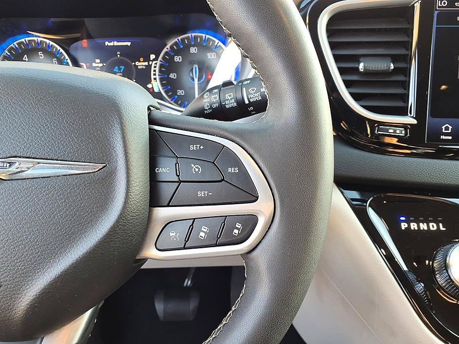 Used 2023 Chrysler Pacifica Touring-L FWD image 26