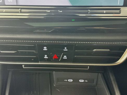 Used 2025 Volkswagen Atlas Cross Sport SE FWD image 18