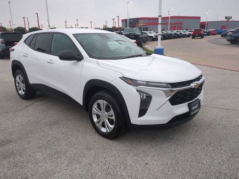 Used 2025 Chevrolet Trax LS w/ Driver Confidence Package FWD image 2