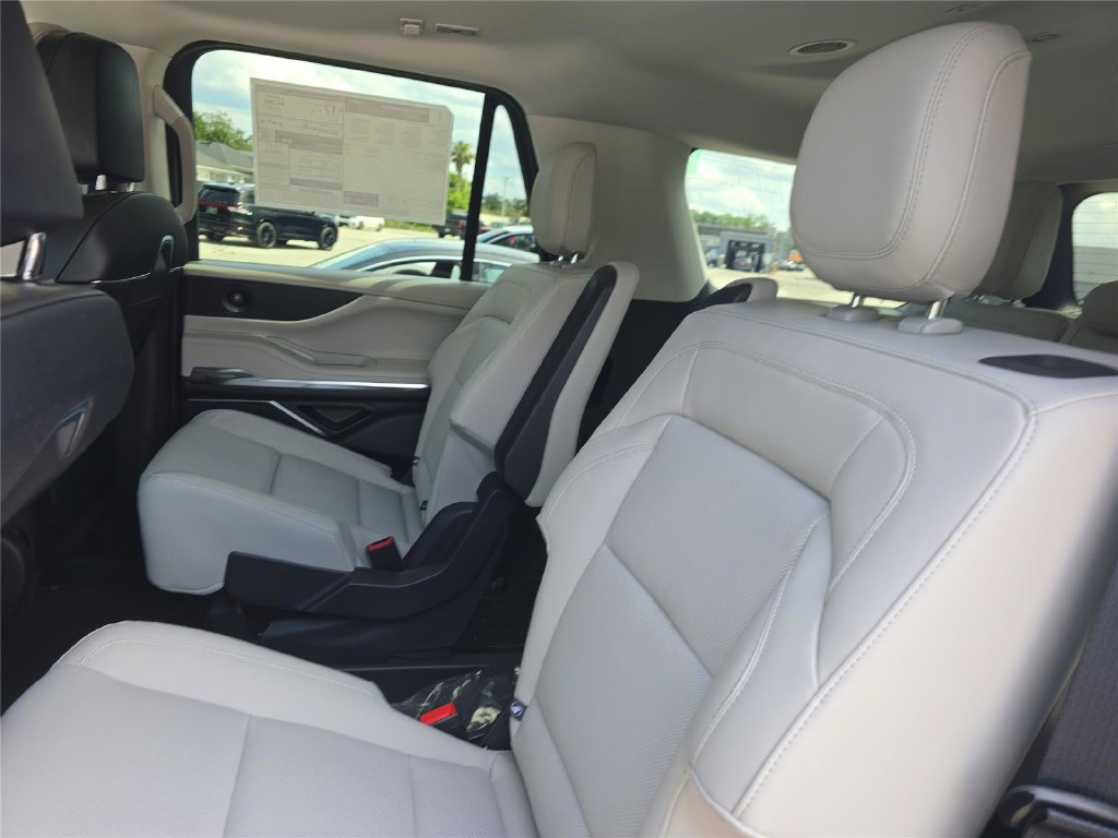 New 2026 Lincoln Navigator Premiere AWD/4WD image 11