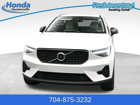 Used 2025 Volvo XC40 B5 Plus AWD/4WD image 3