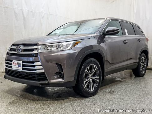 Used 2019 Toyota Highlander LE AWD/4WD image 1