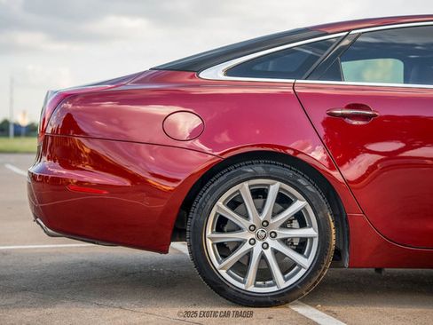 Used 2012 Jaguar XJ image 10