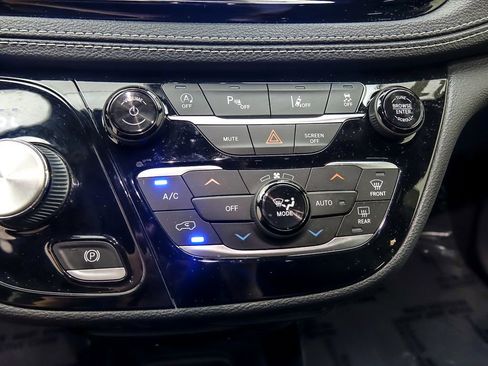 Used 2021 Chrysler Pacifica Touring-L w/ S Appearance Package image 19