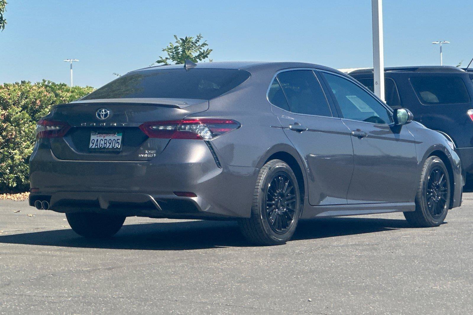 Used 2022 Toyota Camry XSE FWD image 3