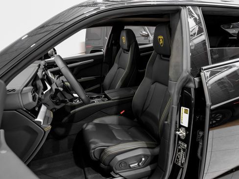 Used 2025 Lamborghini Urus SE image 30