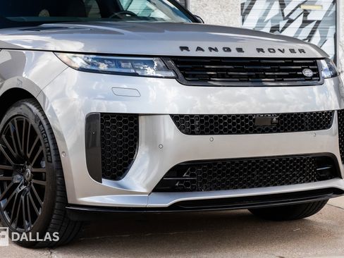 Used 2024 Land Rover Range Rover Sport image 2