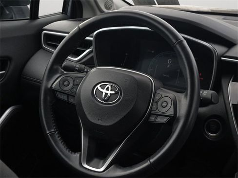 Used 2023 Toyota Corolla Cross XLE image 19