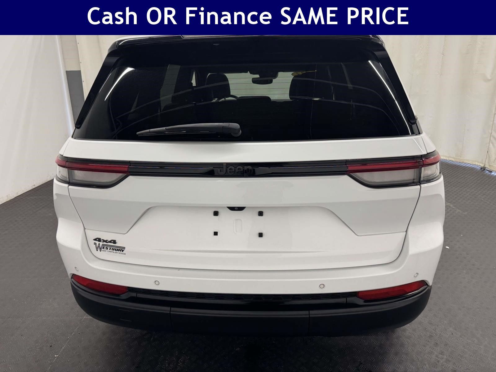 Used 2023 Jeep Grand Cherokee Altitude AWD/4WD image 7