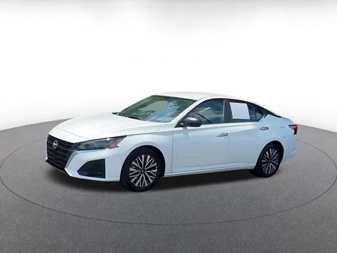 Used 2025 Nissan Altima 2.5 SV FWD image 4