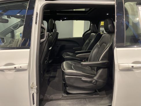 Used 2020 Chrysler Pacifica Limited w/ Advanced Safetytec Group image 36