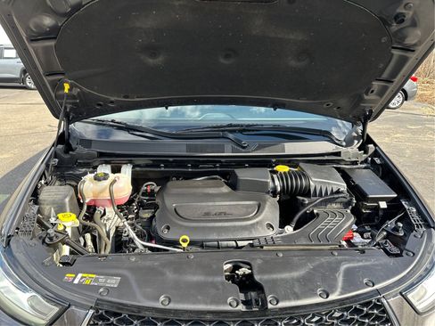 Used 2023 Chrysler Pacifica Touring-L FWD image 11