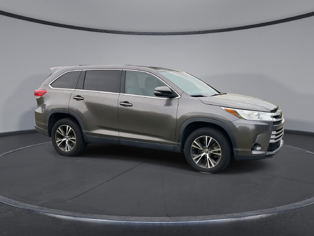 Used 2019 Toyota Highlander LE FWD image 2