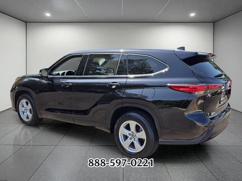 Used 2021 Toyota Highlander LE FWD image 3