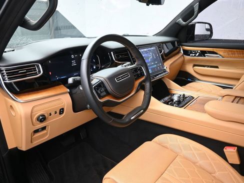 Used 2023 Jeep Grand Wagoneer Series III AWD/4WD image 19