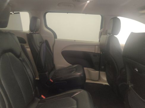 Used 2022 Chrysler Pacifica Touring-L FWD image 19