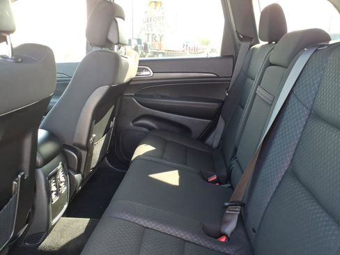 Used 2022 Jeep Grand Cherokee Laredo E image 8