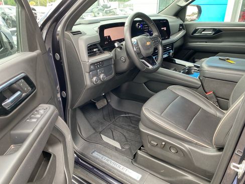 Used 2025 Chevrolet Suburban Premier RWD image 4