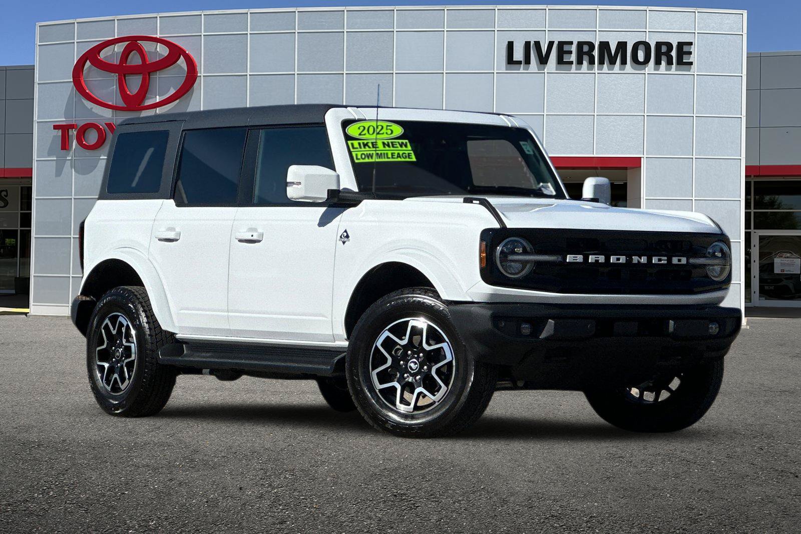 Used 2025 Ford Bronco Outer Banks AWD/4WD image 2