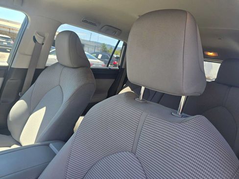 Used 2022 Toyota Highlander LE AWD/4WD image 23