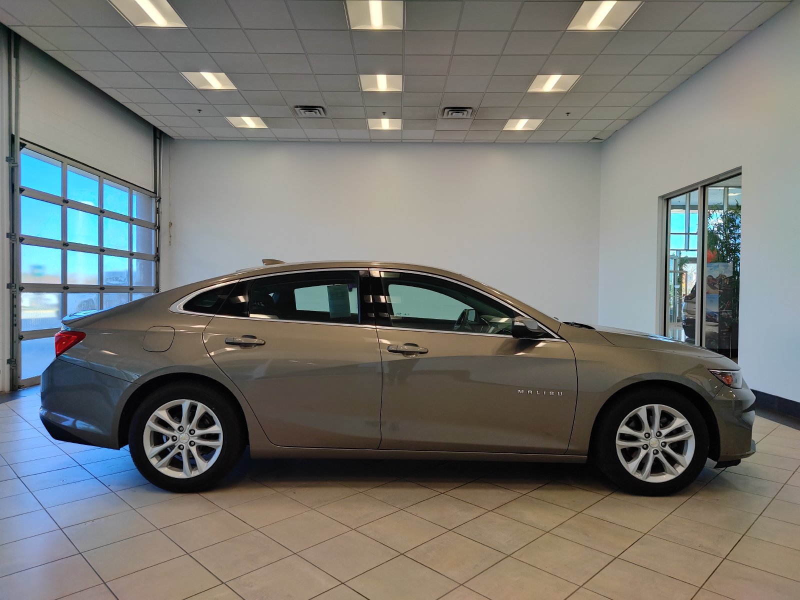 Used 2017 Chevrolet Malibu LT FWD image 2