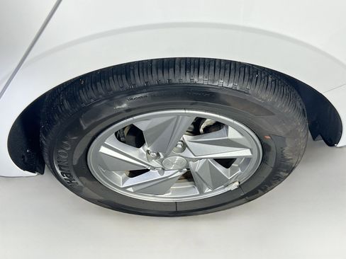 Used 2024 Hyundai Elantra SE image 28