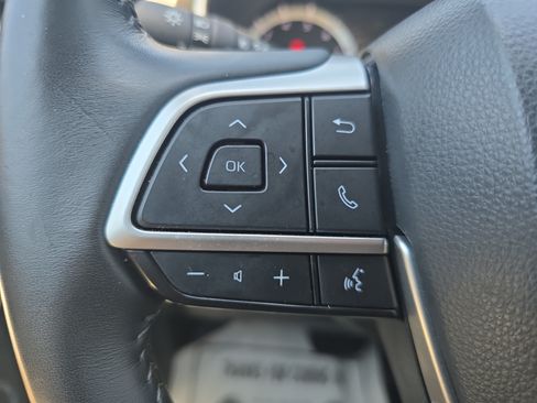 Used 2023 Toyota Highlander XLE FWD image 19