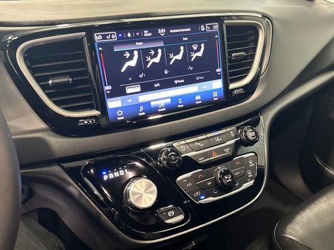 Used 2025 Chrysler Pacifica Select FWD image 19