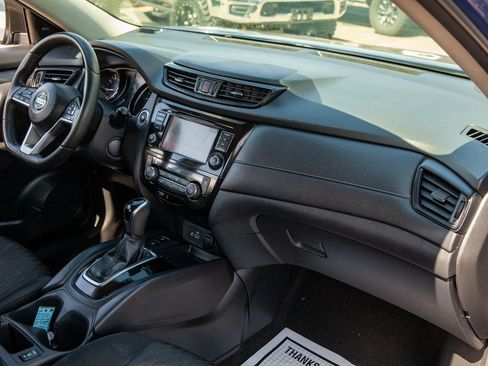 Used 2019 Nissan Rogue SV w/ Premium Package image 11