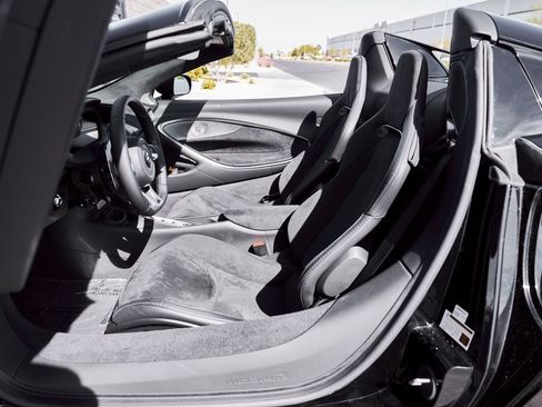 Used 2025 McLaren Artura Spider image 33