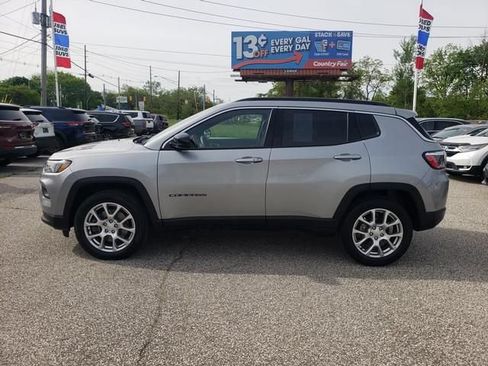 Used 2023 Jeep Compass Latitude AWD/4WD image 7