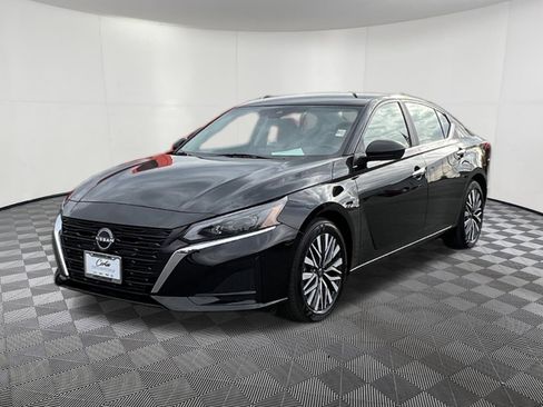 Used 2025 Nissan Altima 2.5 SV image 3