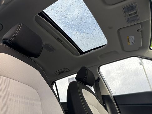 Used 2025 Hyundai Venue SEL image 16