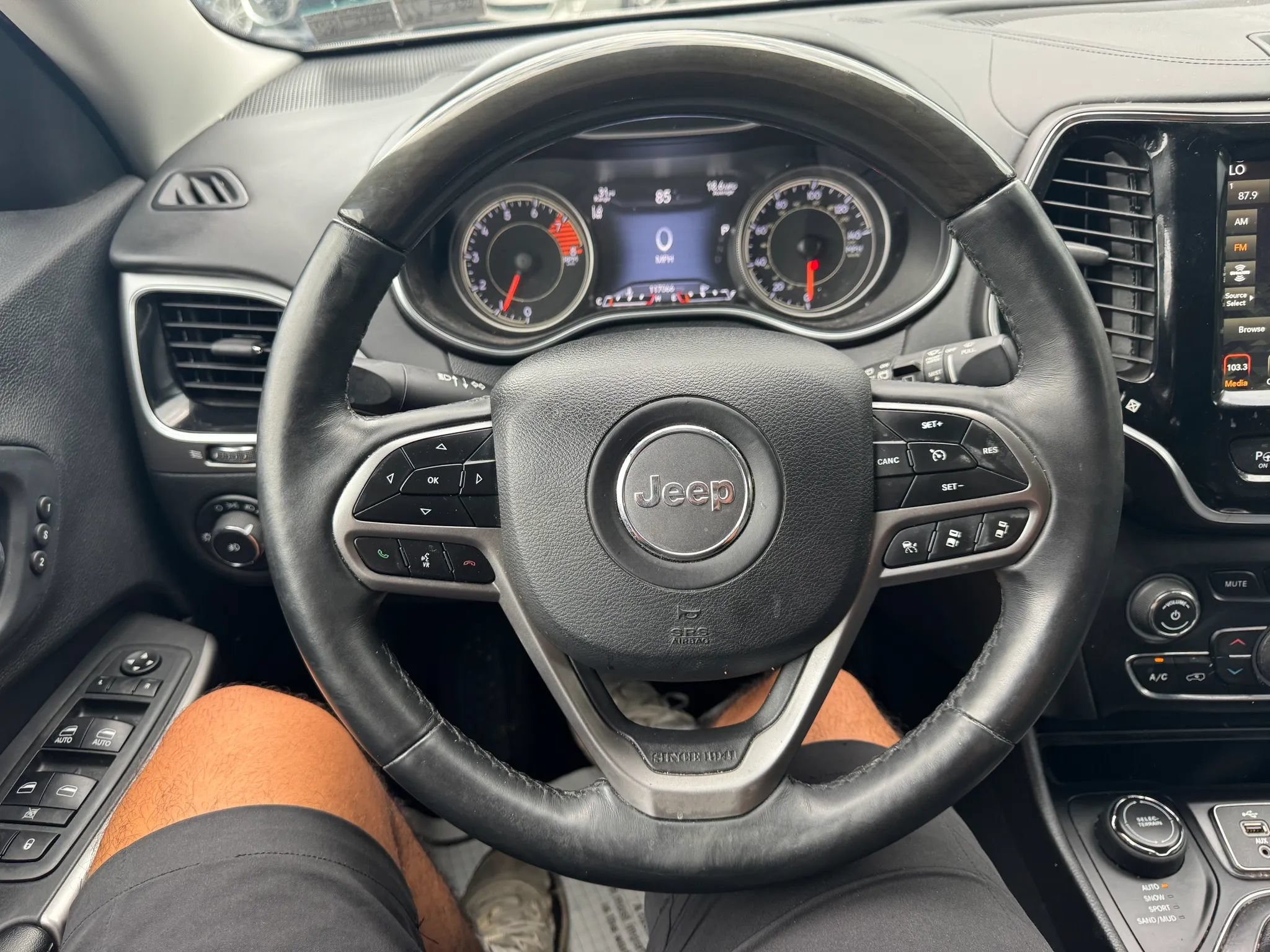 Used 2019 Jeep Cherokee Overland w/ Technology Group AWD/4WD image 12