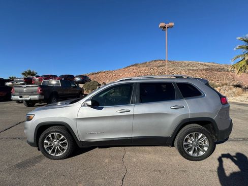 Used 2019 Jeep Cherokee Latitude Plus w/ Comfort/Convenience Group image 2