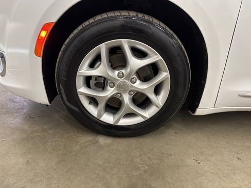 Used 2020 Chrysler Pacifica Limited image 19