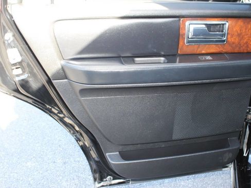 Used 2017 Lincoln Navigator Select image 16