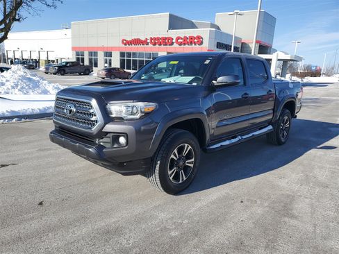 Used 2016 Toyota Tacoma TRD Sport image 2