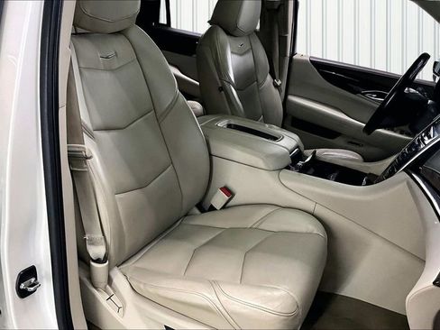 Used 2015 Cadillac Escalade Luxury image 32