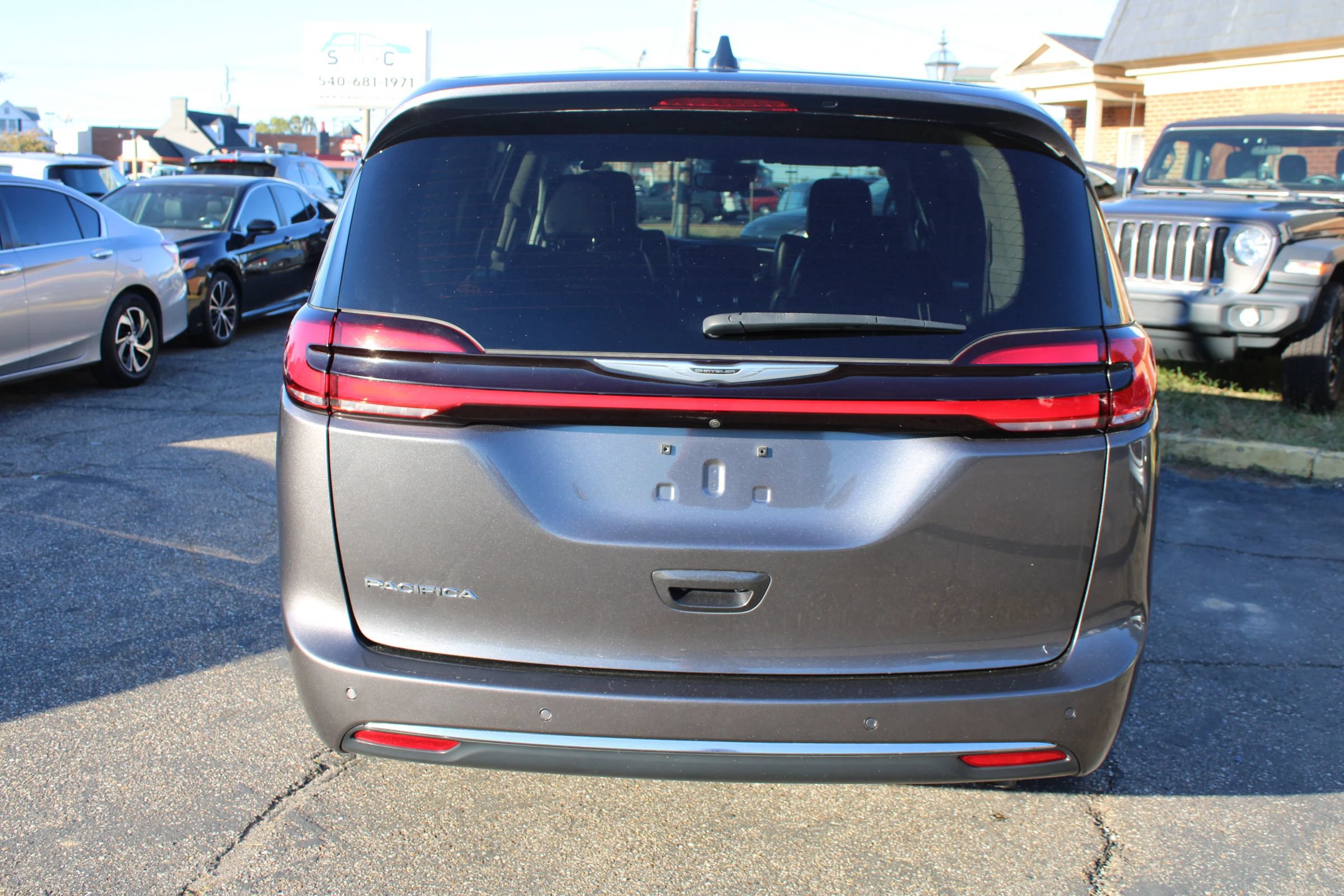 Used 2023 Chrysler Pacifica Touring-L FWD image 5