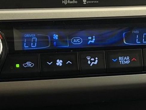 Used 2014 Toyota Highlander XLE AWD/4WD image 19