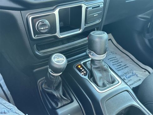 Used 2023 Jeep Gladiator Sport image 25