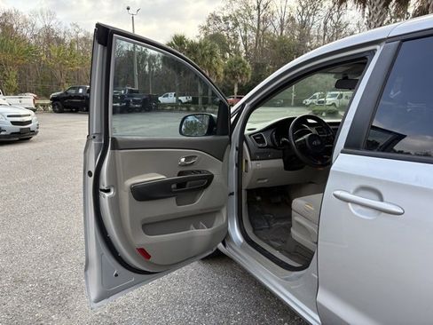 Used 2018 Kia Sedona L image 11
