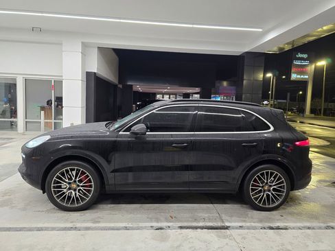 Used 2021 Porsche Cayenne S image 2