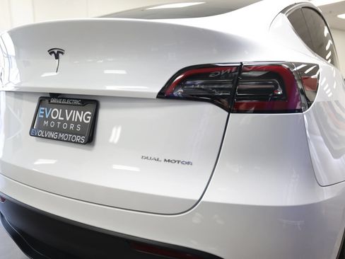 Used 2024 Tesla Model Y Long Range AWD/4WD image 17